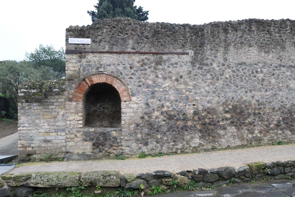 II.4.7a Pompeii. December 2018. 
Exterior north-east corner of insula on south side of Via dell’Abbondanza, niche compitale. Photo courtesy of Aude Durand.
