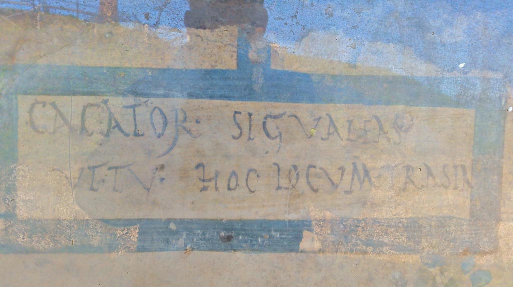 Painted shrine at V.6.19 Pompeii. December 2019.
In the top left-hand side of the painted lararium, CIL IV 6641 can be seen, written in the painted rectangle.
Photo courtesy of Giuseppe Ciaramella.