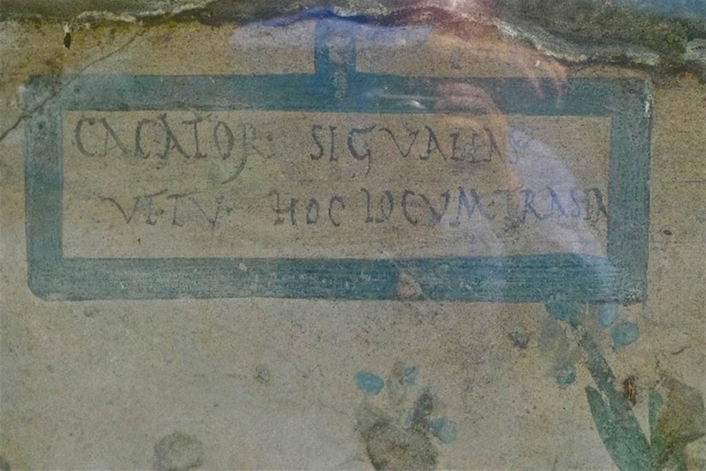 Painted street shrine on the wall at V.6.19. July 2010. Warning to passers-by added to street shrine.
“CACATOR SIC VALEAS VT TV HOC LOCUM TRA(N)SEA(S)”. CIL IV 6641.
Photo courtesy of Michael Binns.