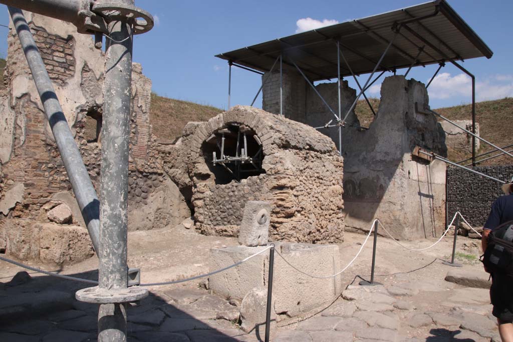 Pompeii Street Shrine at V.8, on north-east side of junction. September 2021.
Fountain, Well, Water Tower and street shrine, at crossroads of Vicolo delle Nozze d’Argento and Vicolo dei Balconi. Photo courtesy of Klaus Heese.