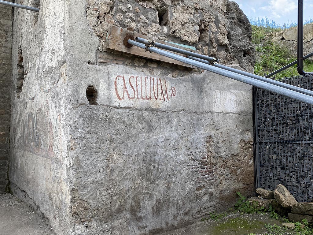 Pompeii Altar at V.8, on north-east side of junction. November 2021.
Painted graffiti on west end of south wall near the street shrine, on north side of Vicolo delle Nozze d’Argento.
Photo courtesy of Joonas Vanhala.