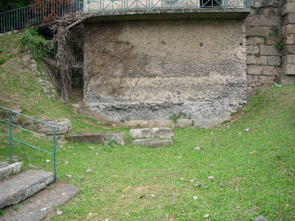 Via di Mercurio Pompeii. May 2010. Site of centre part of wall which used to contain the street altar. Photo courtesy of Ivo van der Graaff.