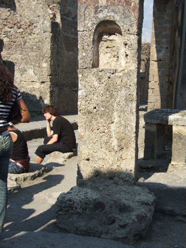 Street altar at VII.1.42, Pompeii. September 2005. Looking east from junction of Vicolo del Lupanare with Via degli Augustali. 


