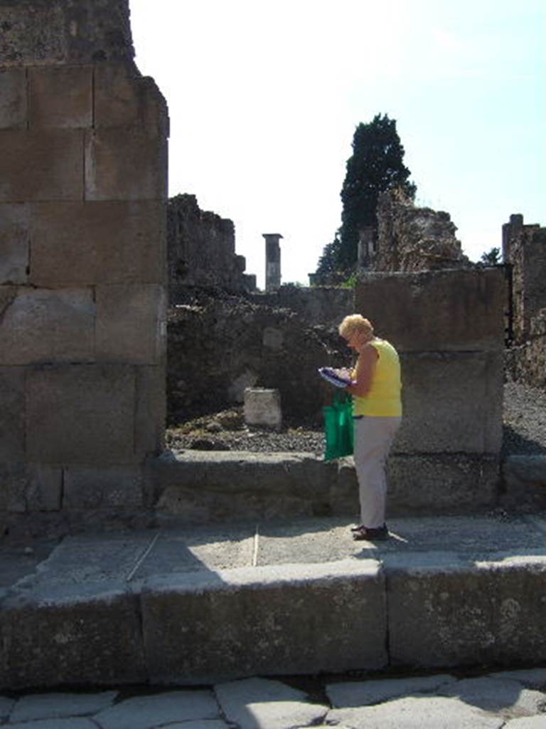 VVIII.4.24 Pompeii. September 2005. Sacellum of the Lares Compitales. See Pappalardo, U., 2001. La Descrizione di Pompei per Giuseppe Fiorelli (1875). Napoli: Massa Editore. (p.129)
See Eschebach, L., 1993. Gebudeverzeichnis und Stadtplan der antiken Stadt Pompeji. Kln: Bhlau. (p.374) Found in April 1853, painted in red on the pilaster, on the right, between VIII.4.24 and 23, was 
C(eium)  S(ecundum)  II vir(um)  i(ure)  [d(icundo)]
o(ro)  v(os)  f(aciatis)     [CIL IV 1000]
See Pagano, M. and Prisciandaro, R., 2006. Studio sulle provenienze degli oggetti rinvenuti negli scavi borbonici del regno di Napoli.  Naples : Nicola Longobardi. (p.168) 