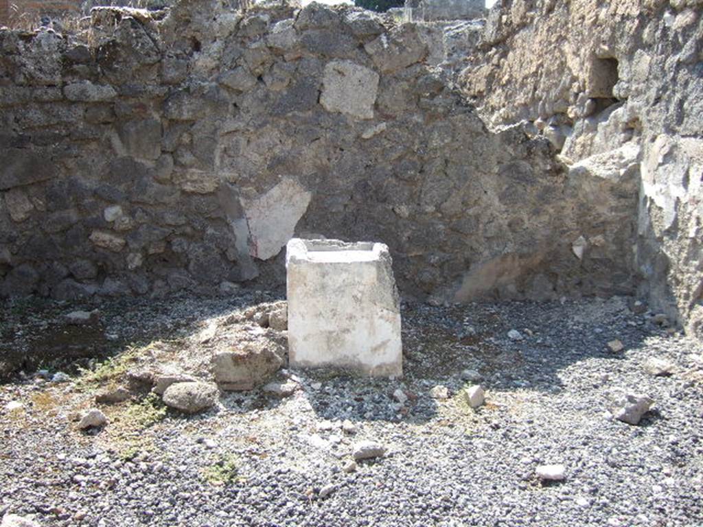 VIII.4.24 Pompeii. Street altar. September 2005. Altar in middle of west wall.