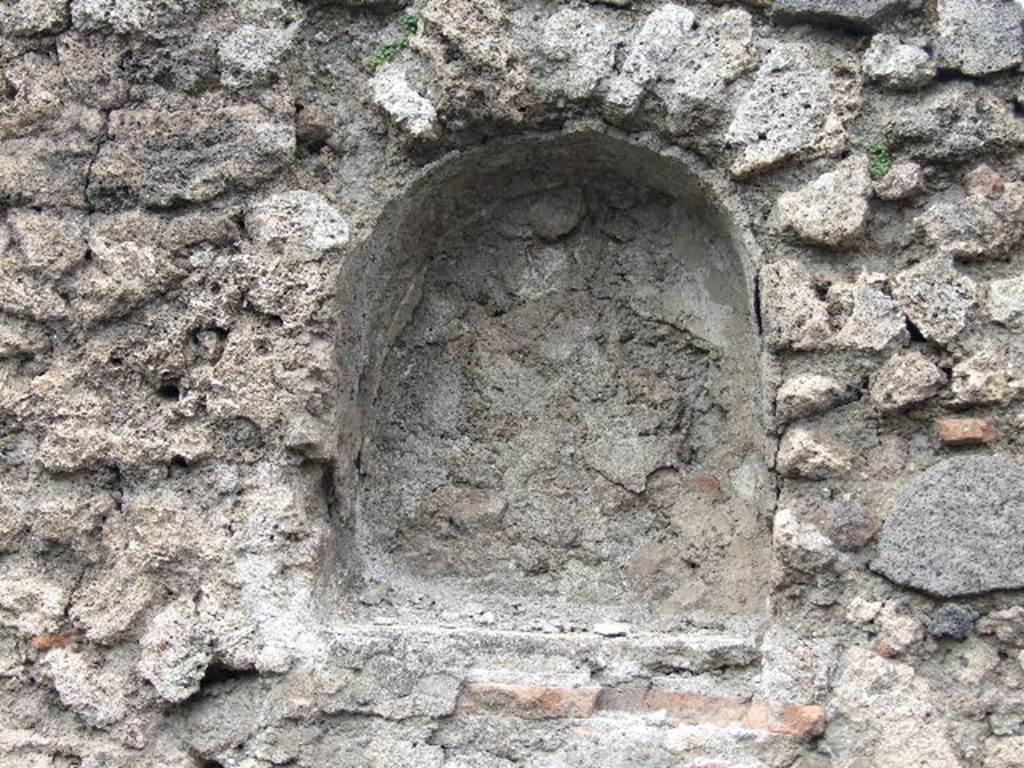 VIII.4.24 Pompeii. Street altar. December 2006. Niche in north wall for statue.