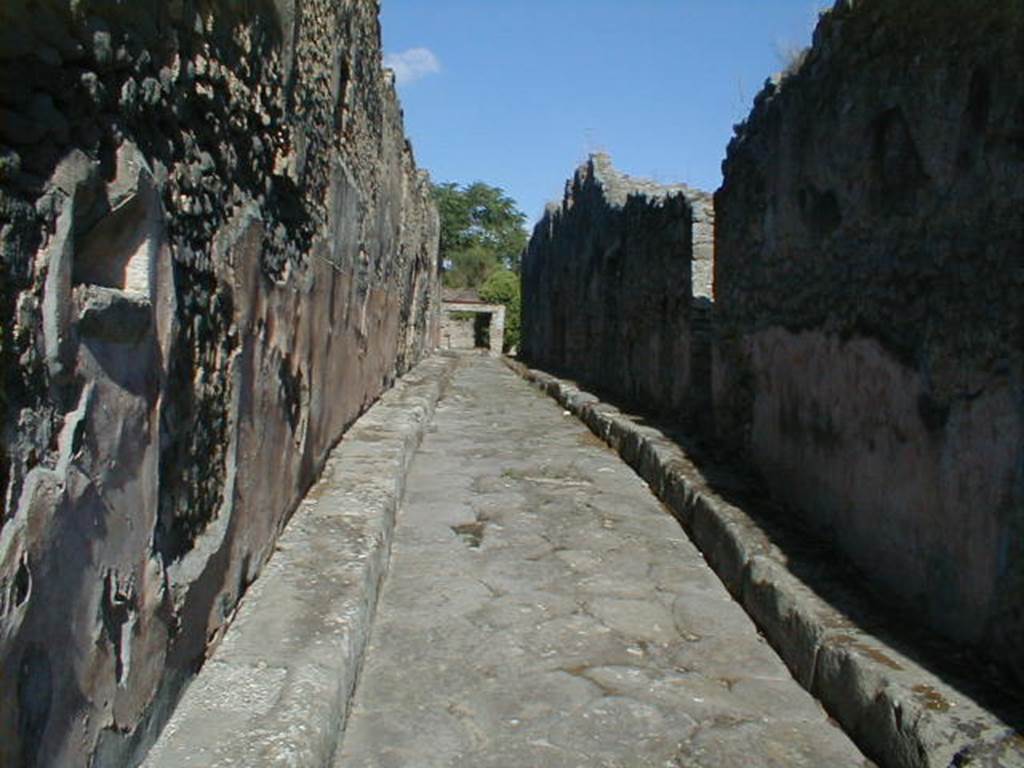 Street altar on SW side of IX.2.12 on Vicolo di Balbo looking east from Via Stabiana.