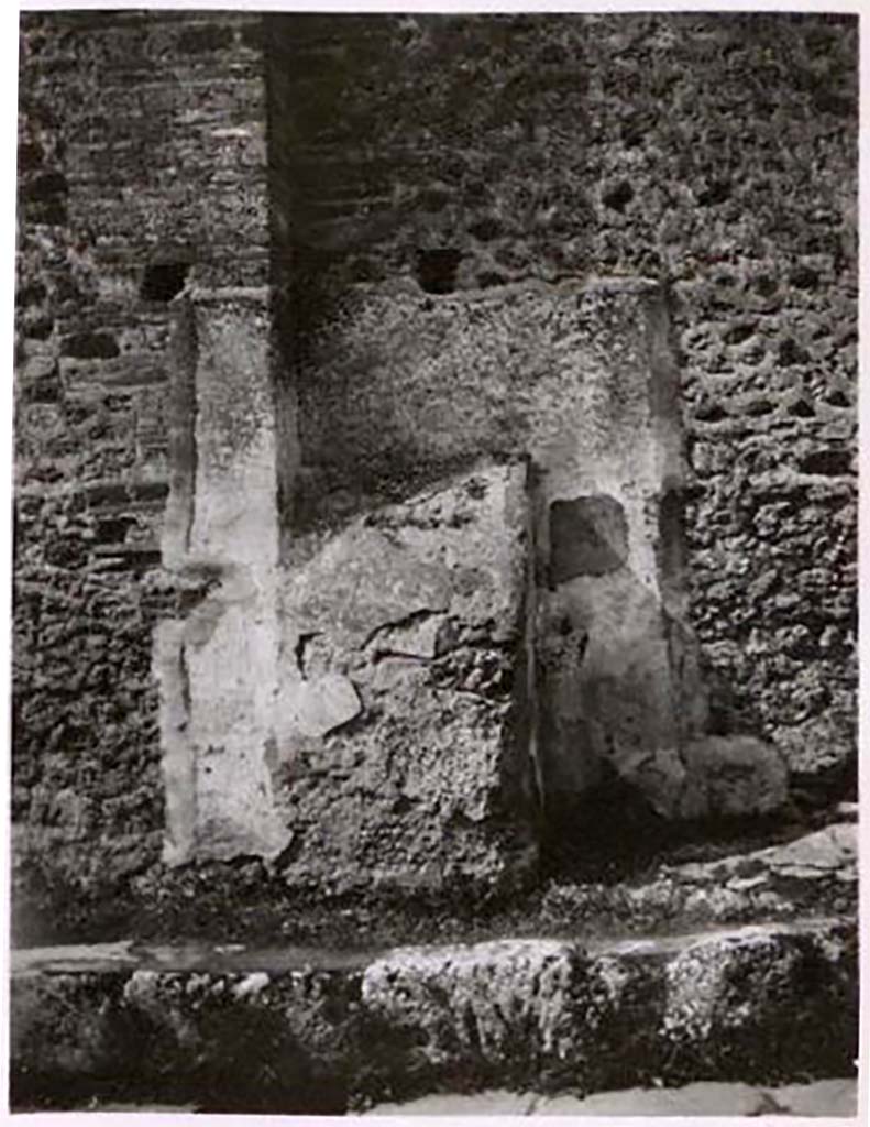 IX.2.19, Pompeii. Pre-1943. Looking towards west wall on Vicolo di Tesmo. Photo by Tatiana Warscher.
According to Warscher-
this photo was of the masonry support above which was the painting of a warrior, of which nothing remains.
See Warscher, T. Codex Topographicus Pompeianus, IX.2. (1943), Swedish Institute, Rome. (no.111a.), p. 190.