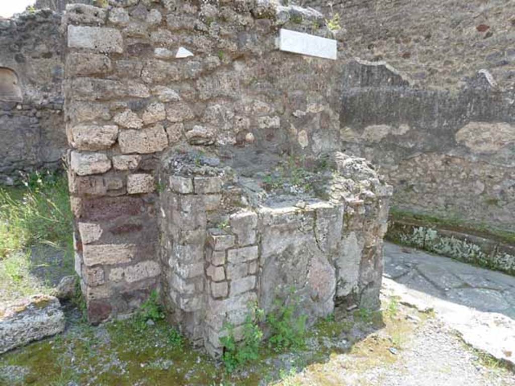 IX.8.1 Pompeii. May 2010. Street altar on corner of Via di Nola and Vicolo del Centenario.