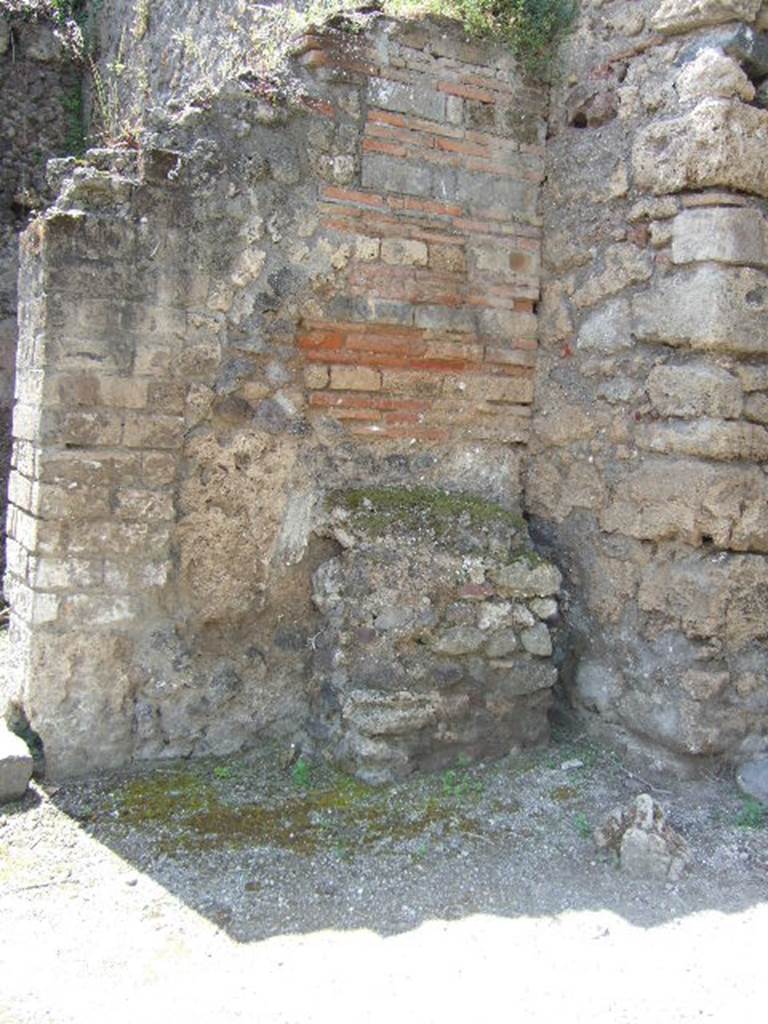 Street altar at IX.14.1, Pompeii. May 2006. Looking south.