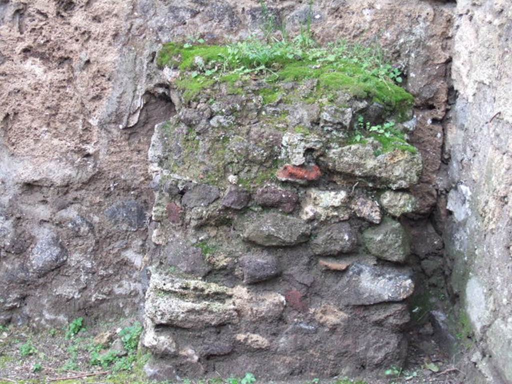 Street altar at IX.14.1, Pompeii. December 2005.