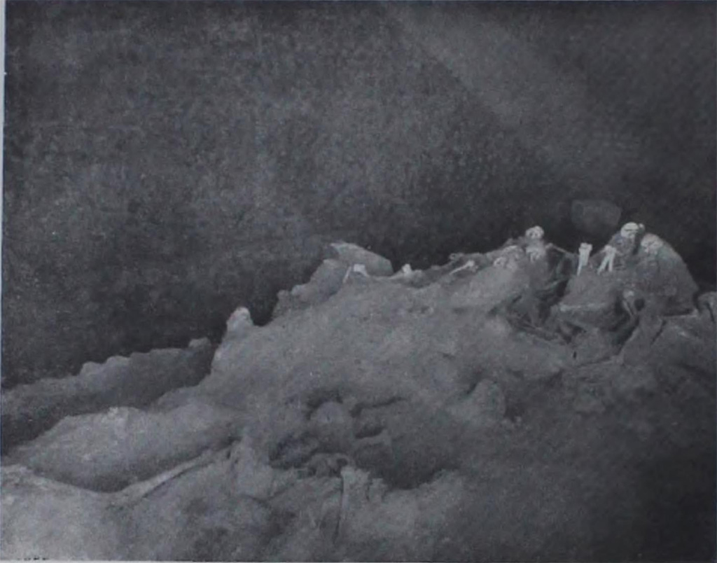 Group of 18 victims found inside the latrine of the Palaestra.
See Notizie degli Scavi di Antichità, 1939 p. 222 fig.33.
It does not appear that the body cast was displayed after its discovery. 
It was in fact found, during the census for GPP 34, under a modern wooden deck placed as the floor of the latrine of the Palaestra Grande. 
It has certainly been moved from its original position.
See Osanna, N., Capurso, A., e Masseroli, S. M., 2021. I Calchi di Pompei da Giuseppe Fiorelli ad oggi: Studi e Ricerche del PAP 46, p. 388 Calco n. 29.


