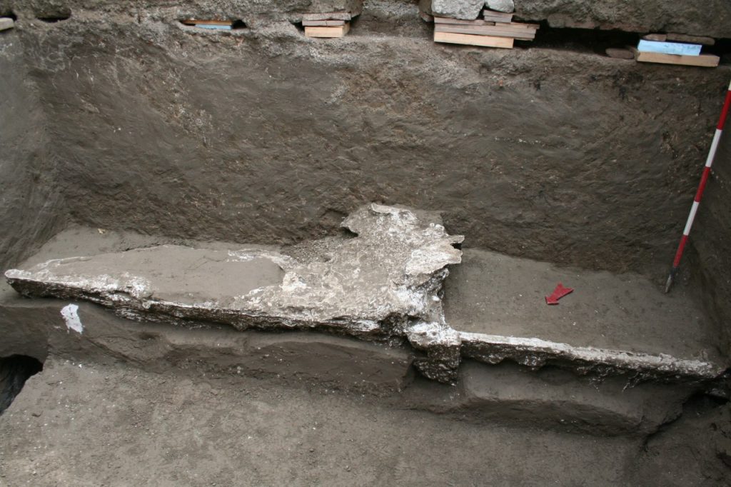 December 2018. Cast of a wooden trough.

Dicembre 2018. Calco di una mangiatoia di lignea.

Photograph © Parco Archeologico di Pompei.

