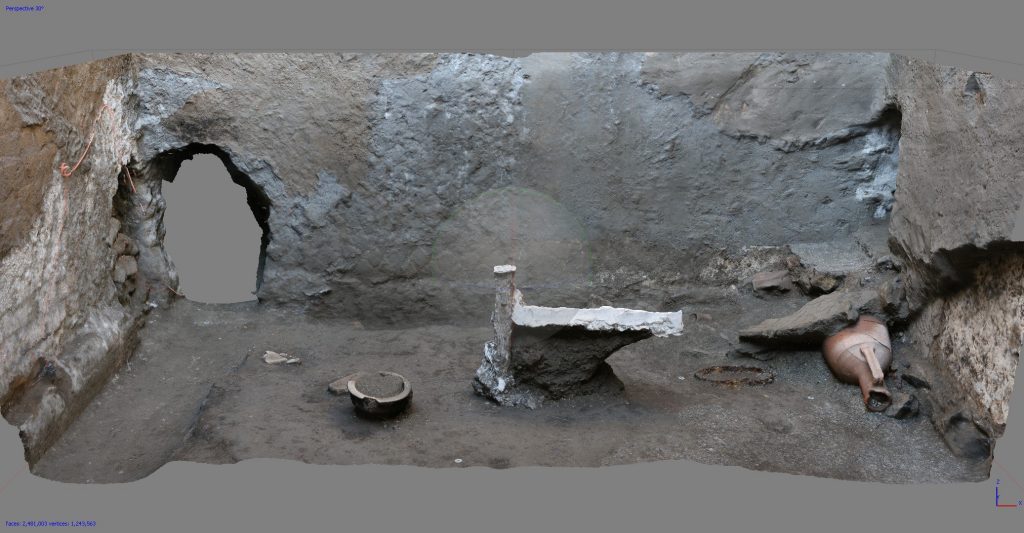 December 2018. The intervention revealed a series of rooms from a large, exceptionally well-preserved suburban villa, along with varied finds (amphorae, kitchen utensils and part of a wooden bed, a cast of which has been made).

Dicembre 2018. L'intervento aveva portato alla luce una serie di ambienti di servizio di una grande villa suburbana conservata in maniera eccezionale, con diversi reperti (anfore, utensili da cucina, parte di un letto in legno di cui è stato possibile realizzare il calco).

Photograph © Parco Archeologico di Pompei.
