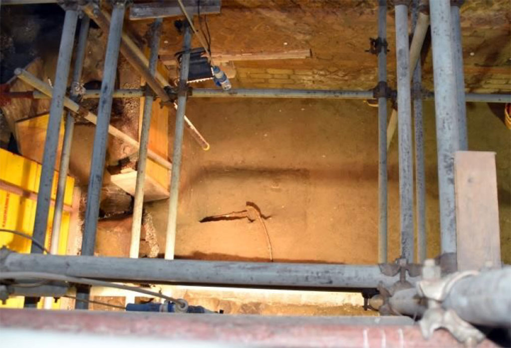 Cività Giuliana. On January 7th, 2021 an iron artefact, the shape of which suggested the presence of a significant buried artefact, emerged from the covering of volcanic material which had flooded into the portico, just below the removed wooden ceiling.

Cività Giuliana. Il 7 gennaio 2021 è emerso dalla coltre di materiale vulcanico che aveva invaso il portico, proprio al di sotto del solaio ligneo rimosso, un elemento in ferro che dalla forma lasciava ipotizzare la presenza di un manufatto di rilievo sepolto.

Photograph © Parco Archeologico di Pompei.
