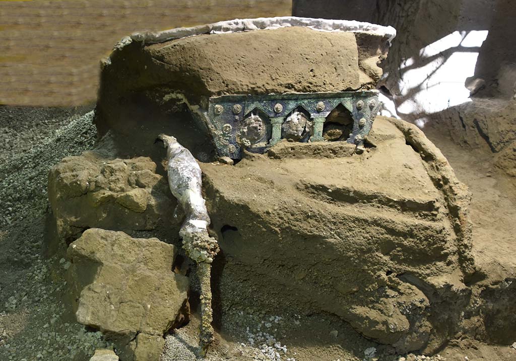 Cività Giuliana. February 2021. Chariot showing decoration and two of the iron wheels.

Cività Giuliana. Febbraio 2021. Carro che mostra decorazione e due delle ruote di ferro.

Photograph © Parco Archeologico di Pompei.
