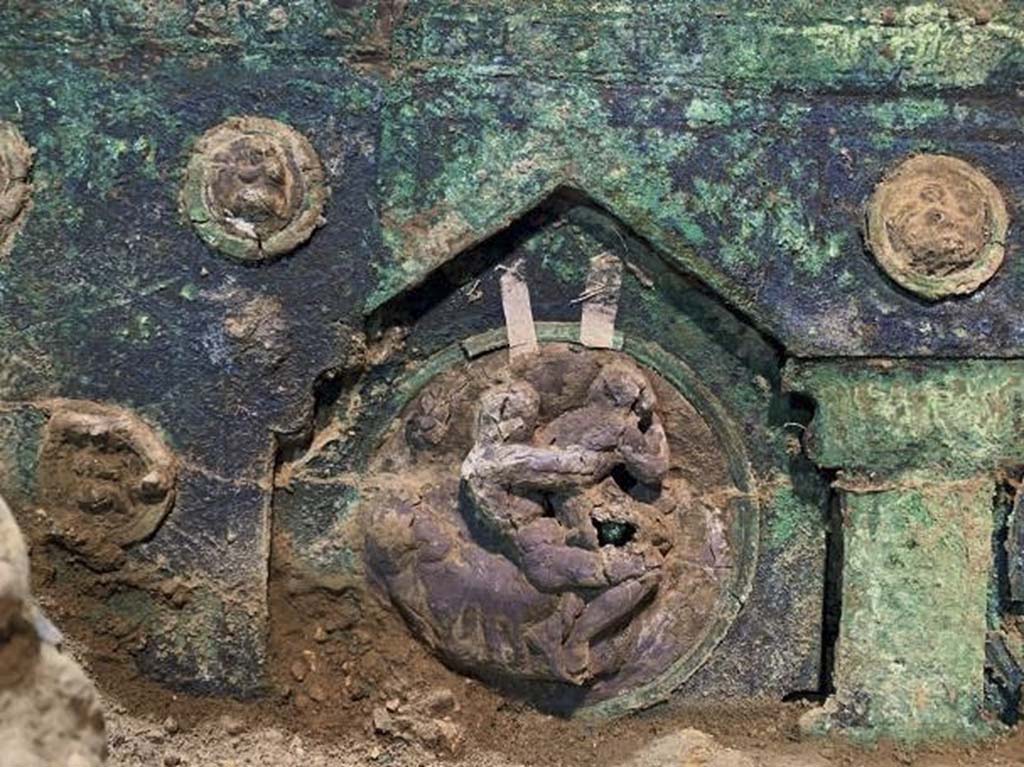Cività Giuliana. February 2021. The bronze sheet is also decorated in its upper section with small medallions, also in tin, which depict cupids engaged in various activities. 
In the lower section of the chariot there is a small female herm in bronze with a crown.

Cività Giuliana. Febbraio 2021. La lamina bronzea è inoltre decorata nella parte superiore con piccoli medaglioni, sempre in stagno, che riproducono amorini impegnati in varie attività. 
Nella parte inferiore del carro si conserva una piccola erma femminile in bronzo con corona.

Photograph © Parco Archeologico di Pompei.
