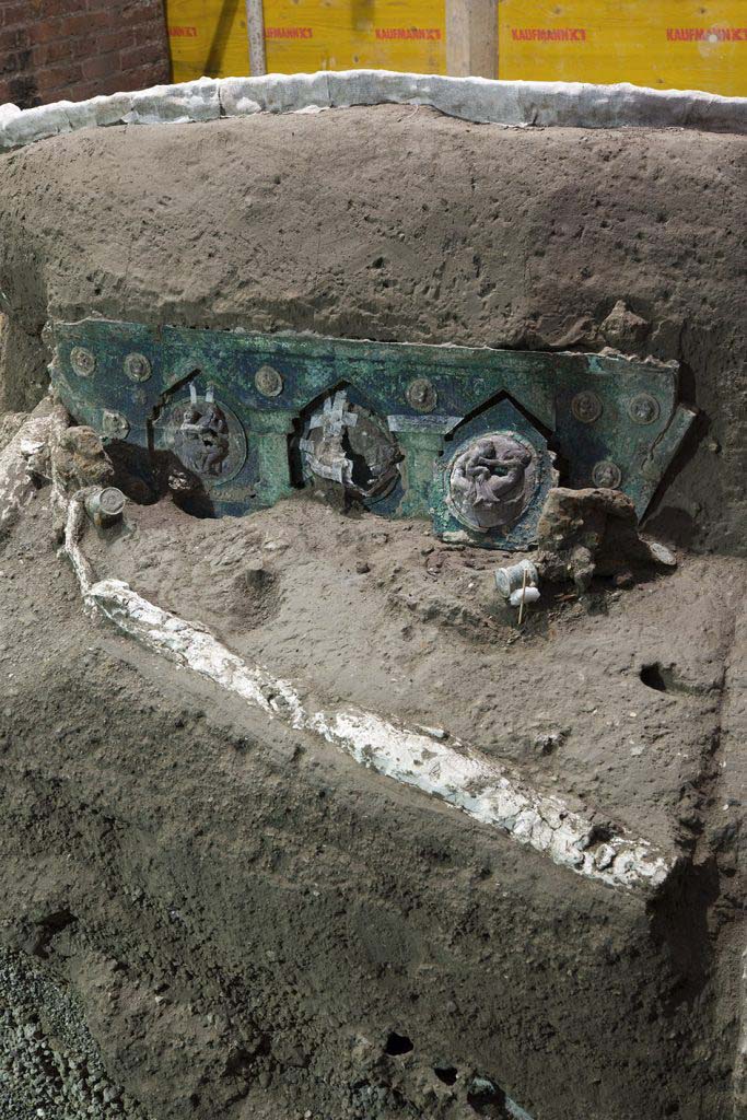 Cività Giuliana. February 2021. Whenever a void was discovered, plaster was poured in as part of an attempt to preserve the imprint of the organic material that was no longer present. Consequently, it has been possible to preserve the shaft and platform of the chariot, as well as the imprints of ropes, thus revealing the chariot in all of its complexity.

Cività Giuliana. Febbraio 2021. Ogni volta che si rinveniva un vuoto, è stato colato del gesso per tentare di preservare l’impronta del materiale organico non più presente. Così si è potuto conservare il timone e il panchetto del carro, ma anche impronte di funi e cordami, restituendo così il carro nella sua complessità.

Photograph © Parco Archeologico di Pompei.
