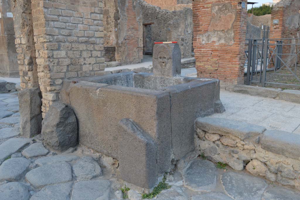 Fountain outside I.4.15 on Via Stabiana. October 2017. Looking north-east across crossroads of Holconius.
Foto Taylor Lauritsen, ERC Grant 681269 DCOR.
