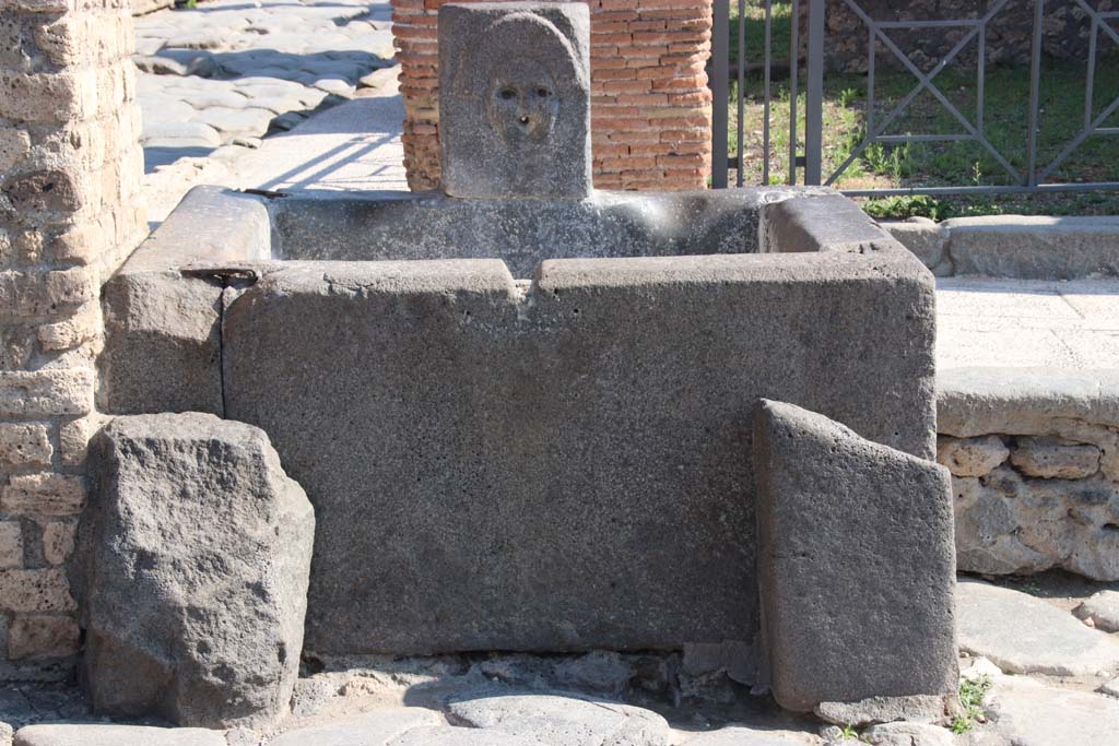 Fountain outside I.4.15 on Via Stabiana. September 2017. West side. Photo courtesy of Klaus Heese.