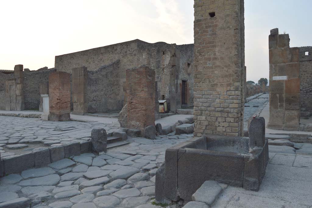Fountain outside I.4.15 on Via Stabiana. October 2017. Looking north-west to crossroads
Foto Taylor Lauritsen, ERC Grant 681269 DCOR.
