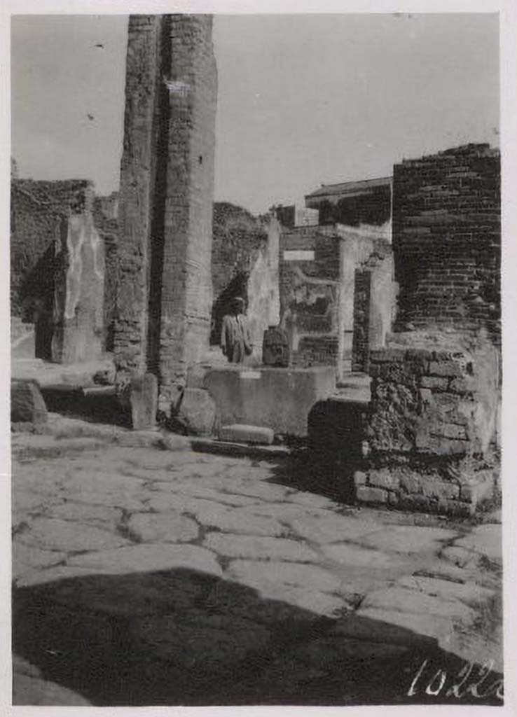 Fountain outside I.4.15 on Via Stabiana. Pre-1943. Looking north-east across crossroads of Holconius. 
Photo by Tatiana Warscher.
See Warscher, T. Codex Topographicus Pompeianus, IX.1. (1943), Swedish Institute, Rome. (no.65).
