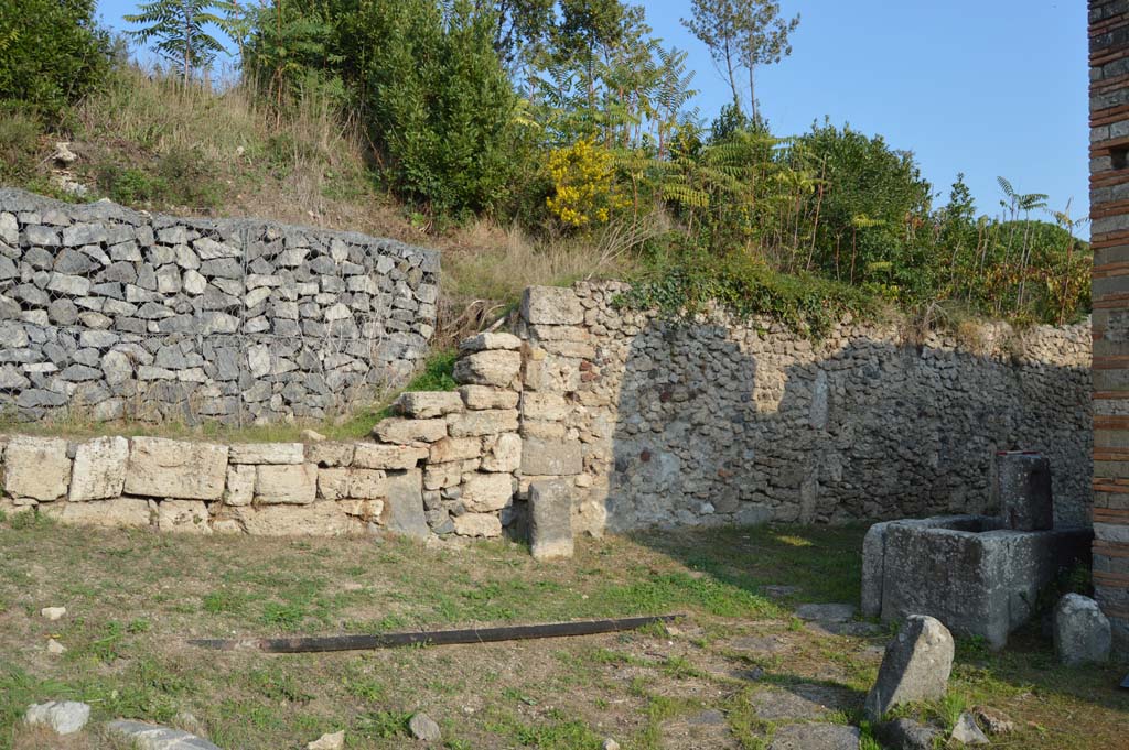 Fountain at 1.5.2, Pompeii. October 2017. Stones and fountain on corner of Vicolo del Citarista and Vicolo del Conciapelle.
Foto Taylor Lauritsen, ERC Grant 681269 DCOR.

