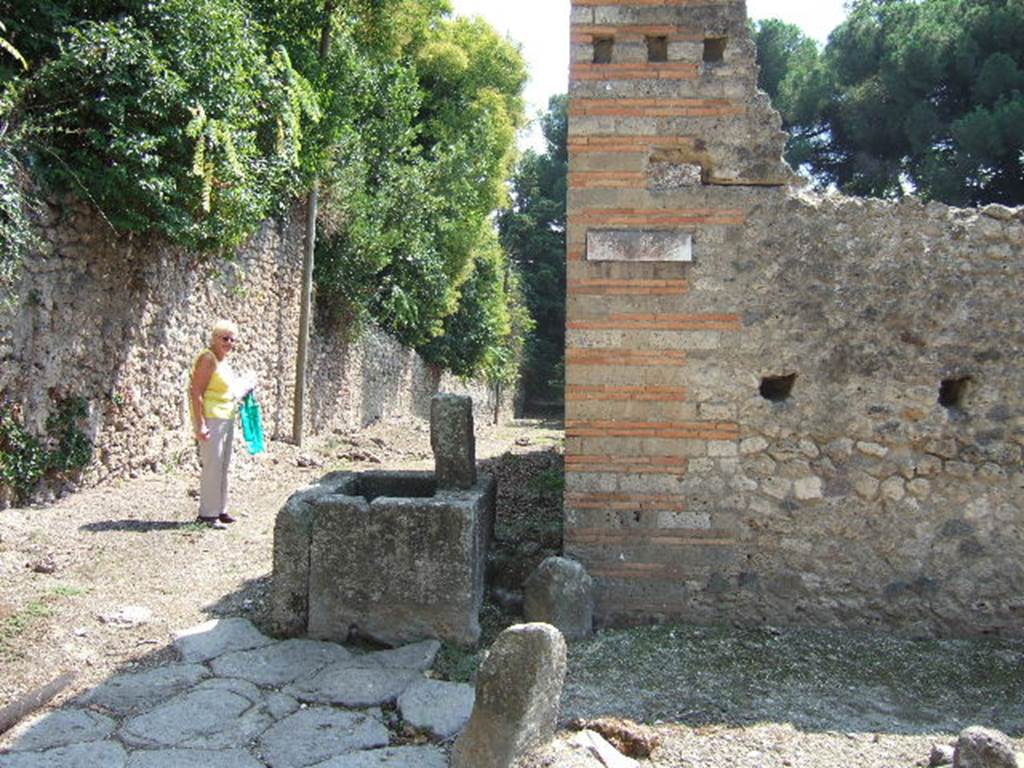 Fountain outside I.5.2, Pompeii. September 2005. North side of fountain, looking south.