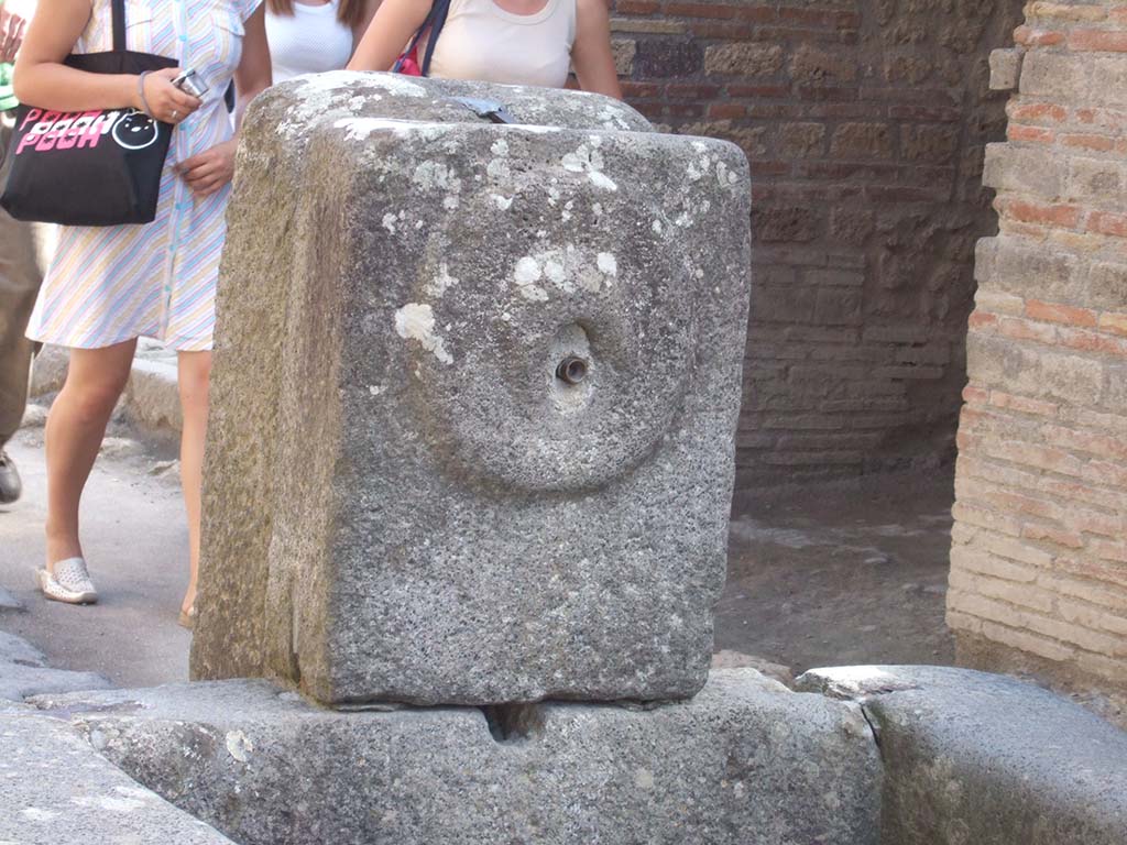 Fountain outside I.9.1 on Via dellAbbondanza. September 2005. Relief of patera or plate.