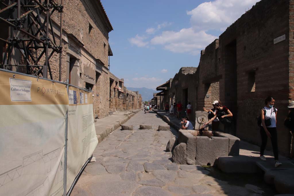Fountain outside I.9.1 on Via dell Abbondanza. September 2021. Looking east. Photo courtesy of Klaus Heese.