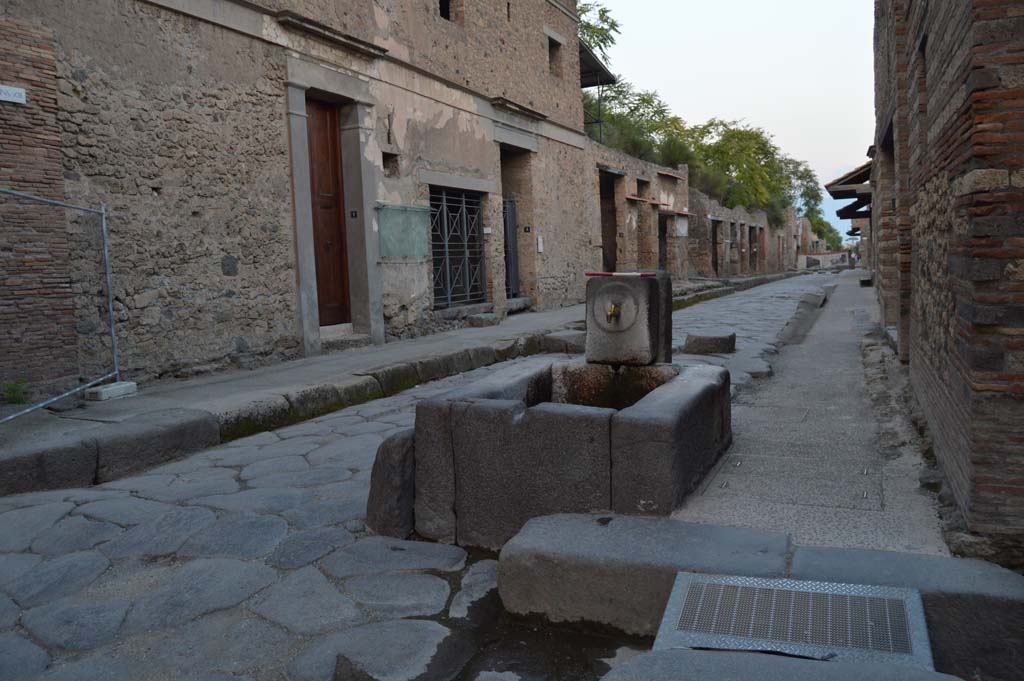 Fountain outside I.9.1 on Via dell Abbondanza. October 2018. Looking east.
Foto Taylor Lauritsen, ERC Grant 681269 DCOR.
