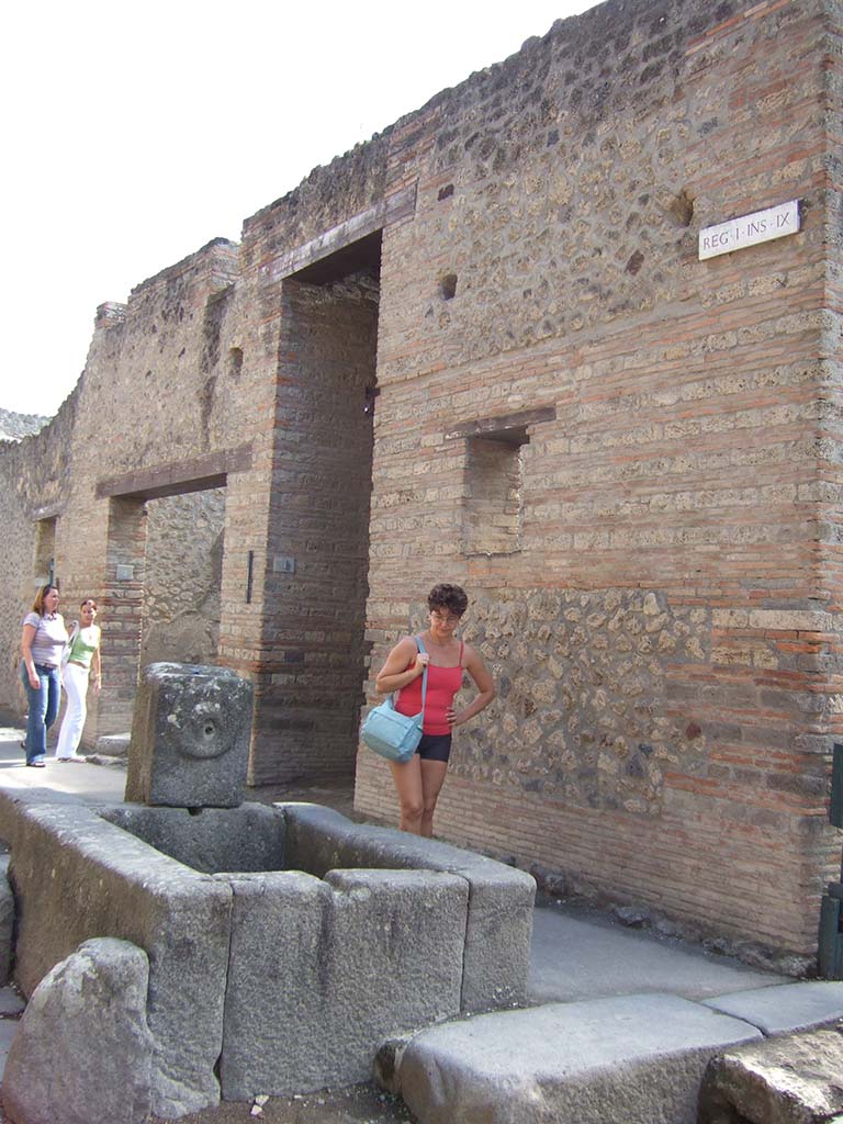 Fountain outside I.9.1 on Via dell Abbondanza. September 2005. East side.
