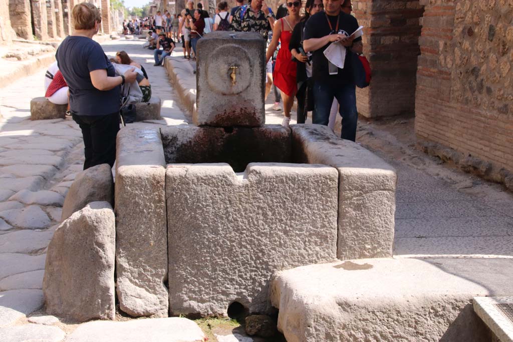 Fountain outside I.9.1 on Via dellAbbondanza. September 2019. Looking east. Photo courtesy of Klaus Heese.