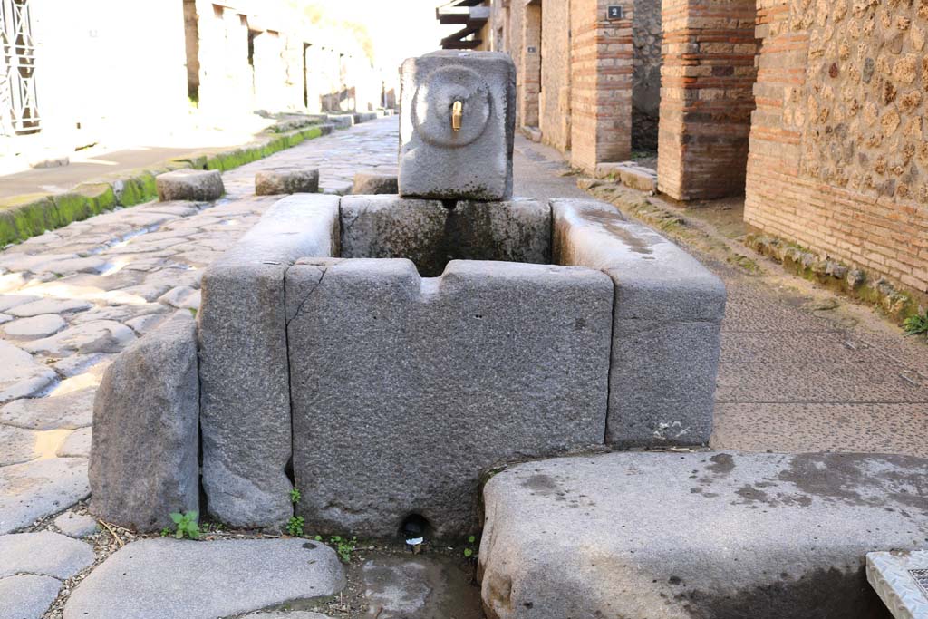 Fountain outside I.9.1 on Via dellAbbondanza. December 2018. West side of fountain, looking east. Photo courtesy of Aude Durand.