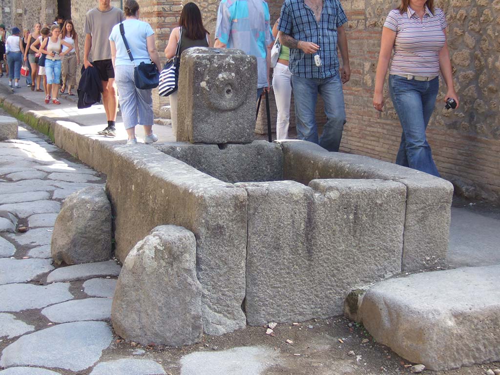 Fountain outside I.9.1 on Via dellAbbondanza. September 2005. North and west sides of fountain.