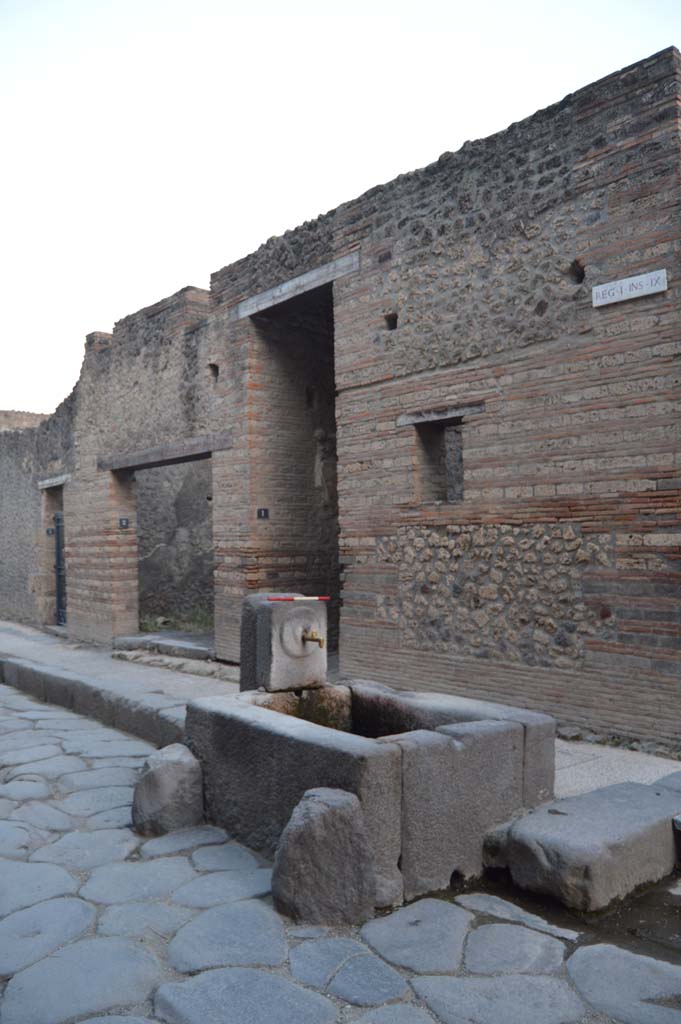 Fountain outside I.9.1 on Via dell Abbondanza. October 2018. North and west sides.
Foto Taylor Lauritsen, ERC Grant 681269 DCOR.

