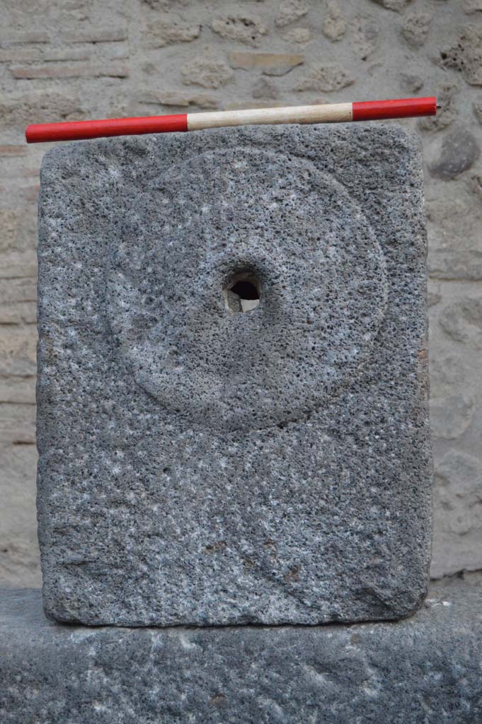 Fountain at I.10.1 Pompeii. October 2017. Fountain head with relief of patera.
Foto Taylor Lauritsen, ERC Grant 681269 DCOR.
