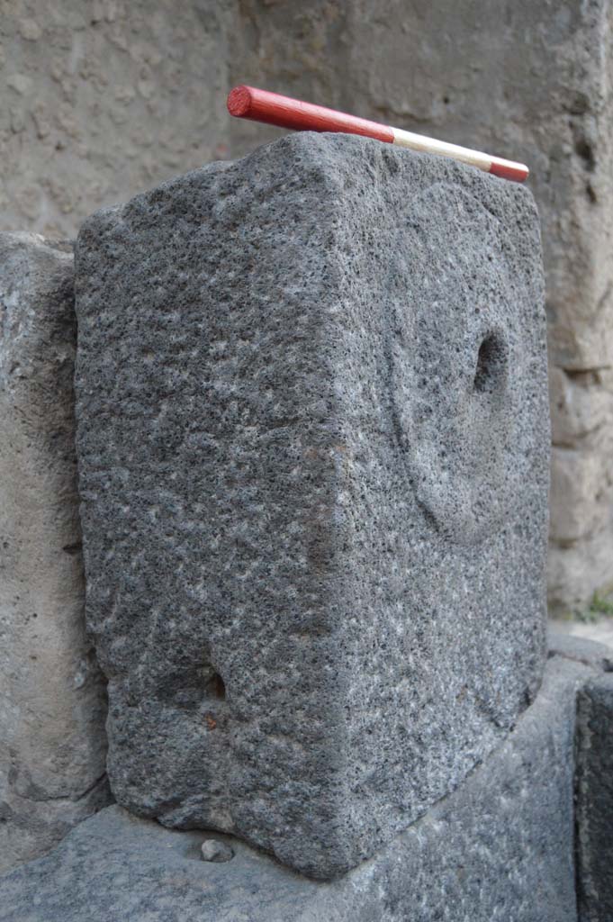 Fountain at I.10.1 Pompeii. October 2017.Side view of fountain head.
Foto Taylor Lauritsen, ERC Grant 681269 DCOR.
