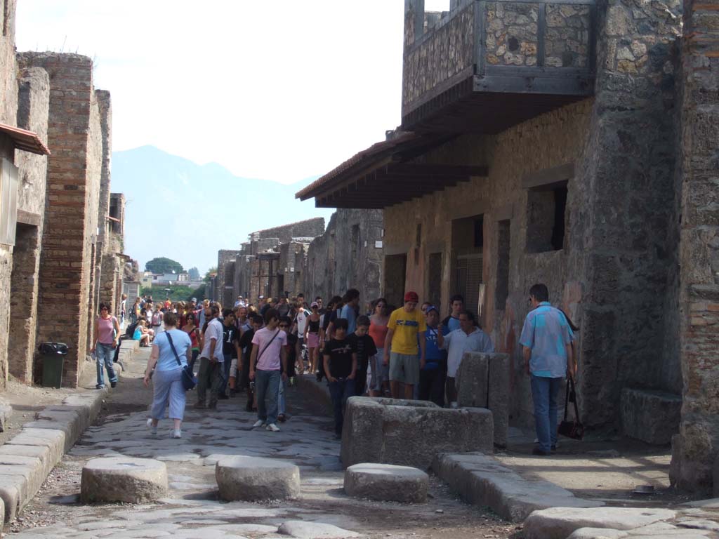 Fountain outside I.12.2 on Via dell’ Abbondanza. September 2005. Looking east.