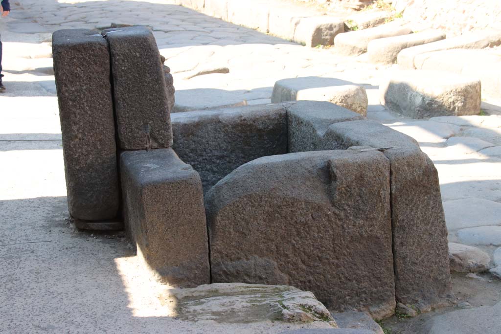 Fountain outside I.12.2 on Via dell’ Abbondanza. September 2017. East side. Photo courtesy of Klaus Heese.