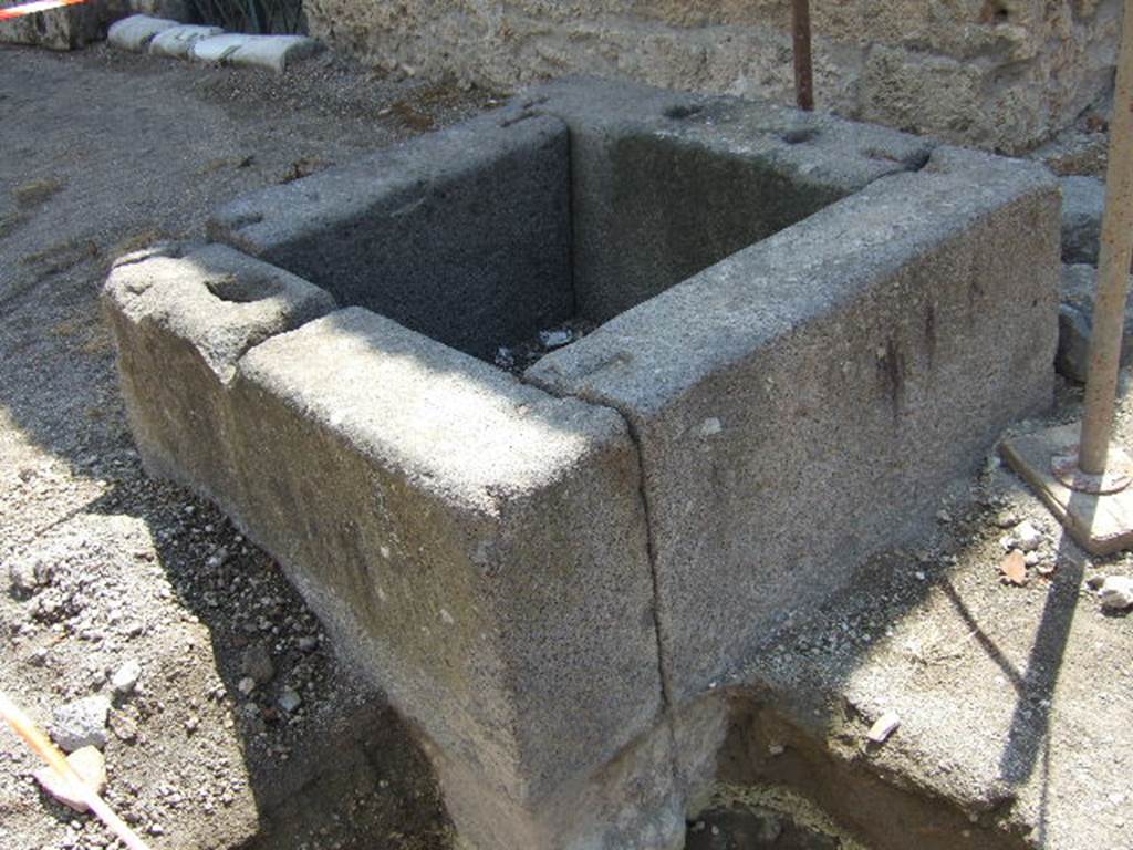 Fountain outside I.16.4. May 2006. Looking south-east.