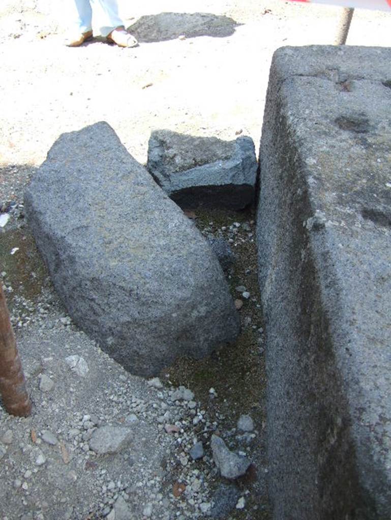 Fountain outside I.16.4. May 2006. Looking west across south side of fountain basin.