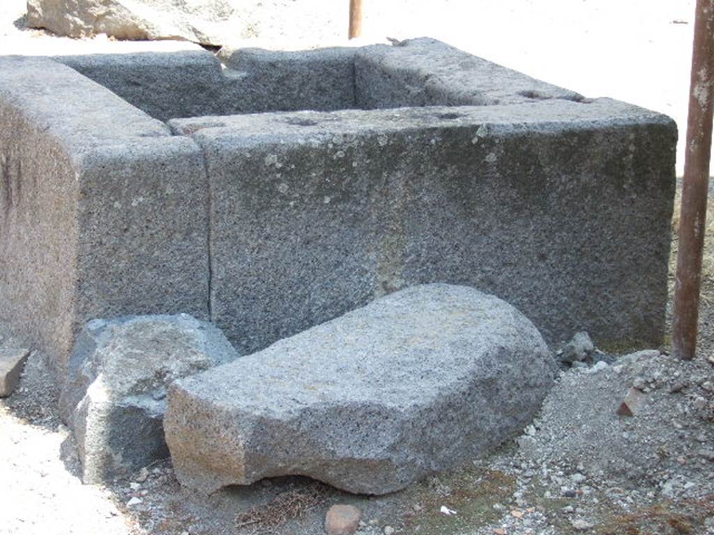 Fountain outside I.16.4 May 2006. Looking north towards south side of fountain basin.