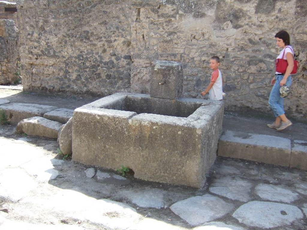 Fountain on Via dell Abbondanza between II.1.2 and II.1.3. September 2005. Looking south.