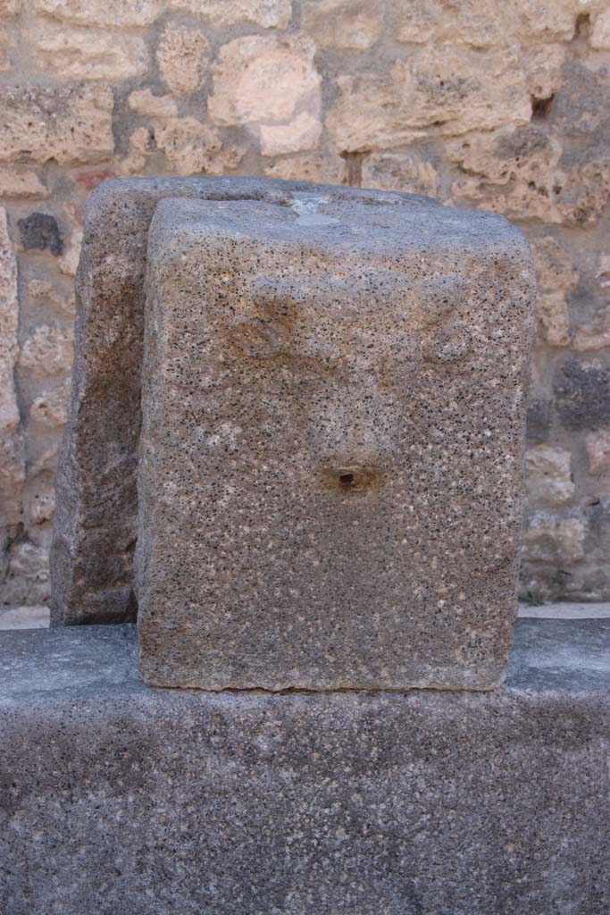 Fountain on Via dell Abbondanza between II.1.2 and II.1.3. September 2017. Looking south.
Photo courtesy of Klaus Heese.
