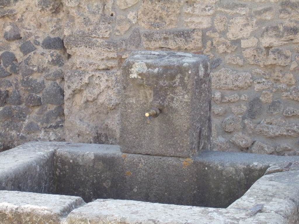 Fountain on Via dell Abbondanza between II.1.2 and II.1.3. September 2005. Looking south.