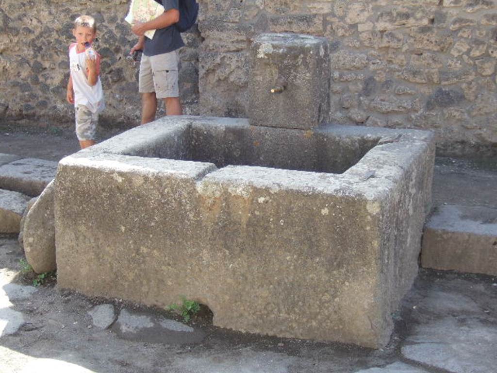 Fountain on Via dellAbbondanza between II.1.2 and II.1.3

