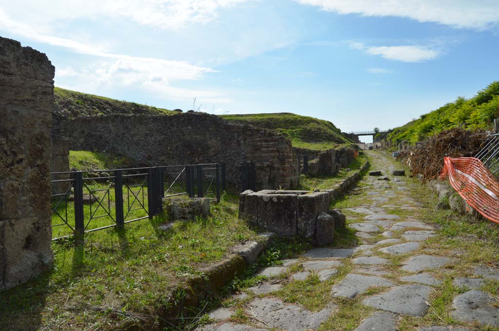 Fountain III.11.1 Pompeii. October 2018. Looking west along Via di Nola.
Foto Taylor Lauritsen, ERC Grant 681269 DÉCOR.
