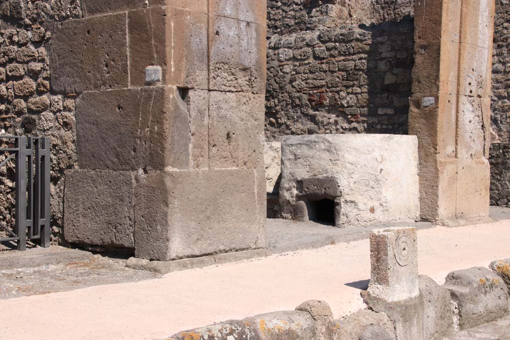 V.1.3 Pompeii. September 2021.
Fountain on north side of Via di Nola at V.1.3, between V.1.3 and V.1.4. Photo courtesy of Klaus Heese.