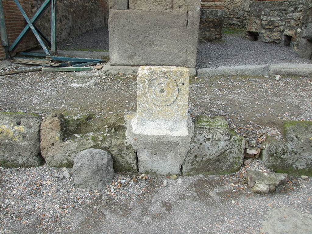 V.1.3 Pompeii. December 2006. Looking north at fountain between V.1.3 and V.1.4. with relief of “patera” or plate.